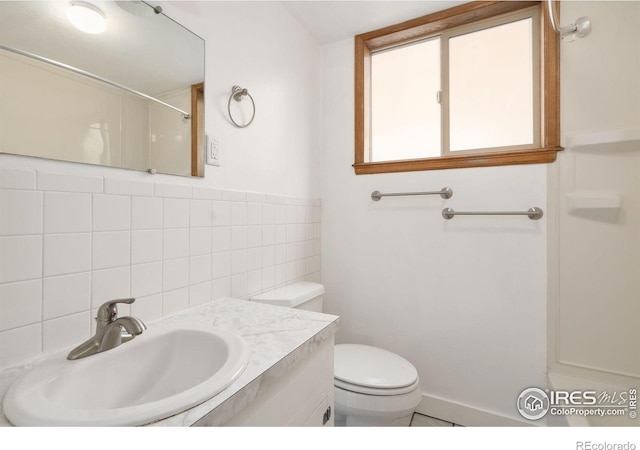 full bathroom with decorative backsplash, toilet, vanity, and a shower with shower curtain