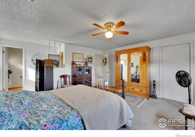 bedroom featuring carpet floors, a textured ceiling, and a ceiling fan