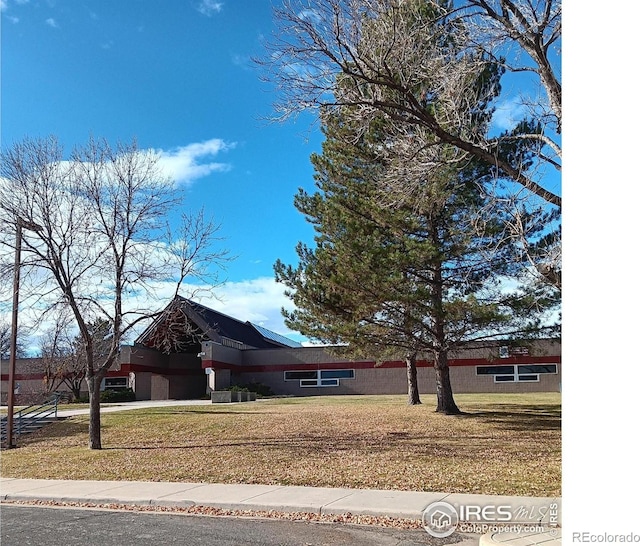 view of front of property featuring a front lawn and an attached garage