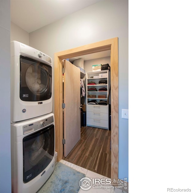 91 Eagle Rising Pl, Livermore, CO 80536 - laundry area with estacked washer and dryer and wood finished floors