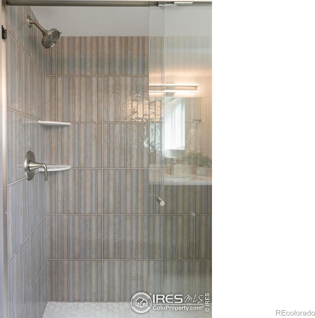 full bath featuring tiled shower