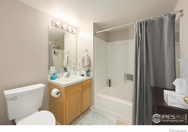 1020 Rolland Moore Dr Unit 2D, Fort Collins, CO 80526 - full bath featuring a textured ceiling, toilet, vanity, and shower / bathtub combination with curtain