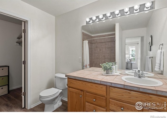 full bathroom featuring wood finished floors, toilet, vanity, baseboards, and a shower with shower curtain