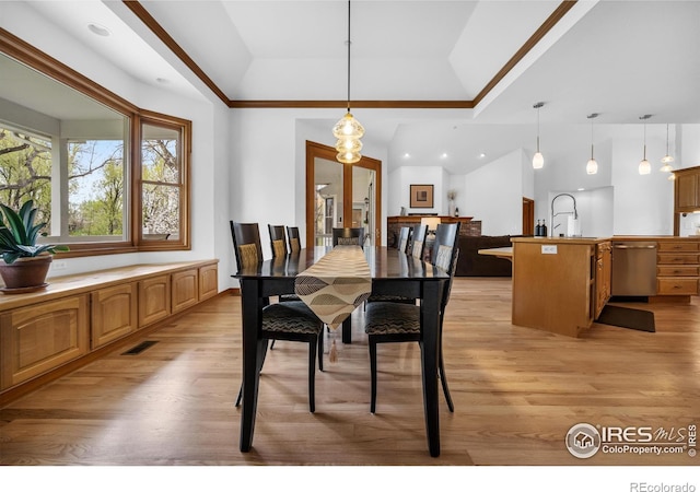 dining room featuring recessed lighting, a raised ceiling, light wood finished floors, and visible vents