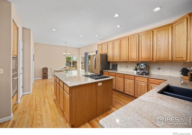 kitchen featuring stainless steel appliances, recessed lighting, decorative backsplash, and a center island