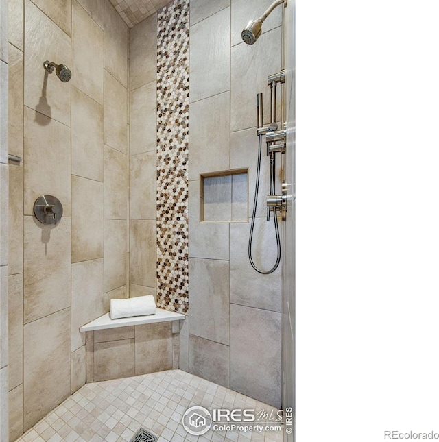 full bathroom featuring tiled shower