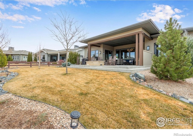 view of yard featuring a patio area