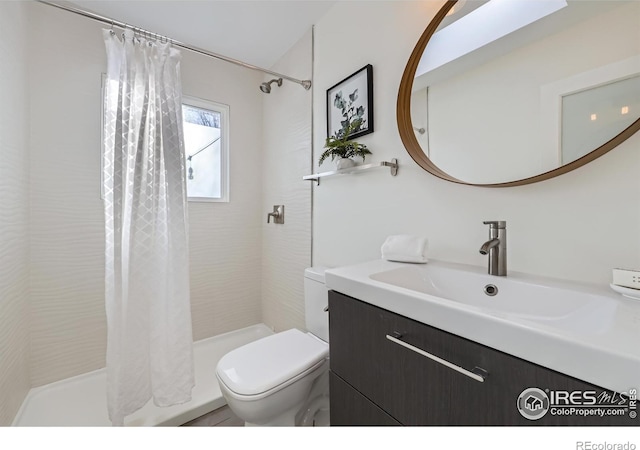 full bath with curtained shower, toilet, and vanity