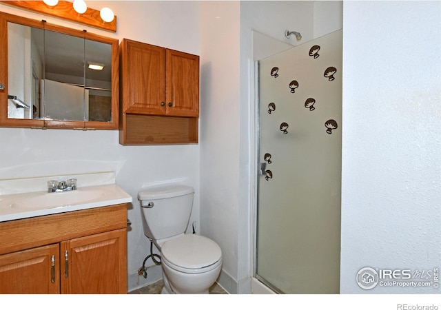 full bath featuring an enclosed shower, toilet, and vanity
