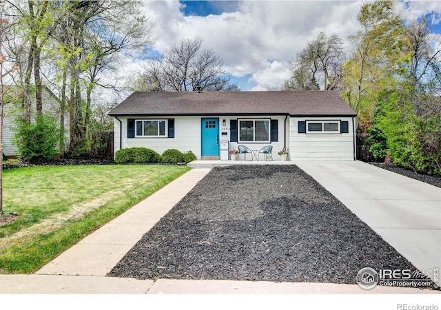 ranch-style home featuring a porch, a shingled roof, a front lawn, and driveway
