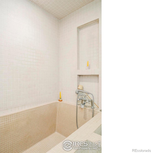 1800 Sumac Ave, Boulder, CO 80304 - bathroom featuring tiled shower