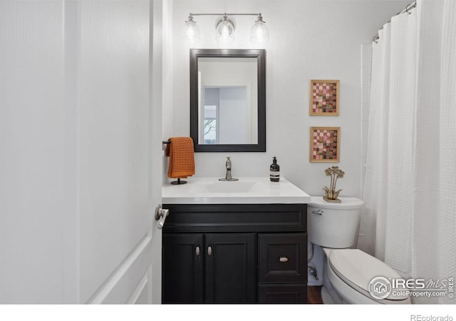 full bath with toilet, a shower with shower curtain, and vanity