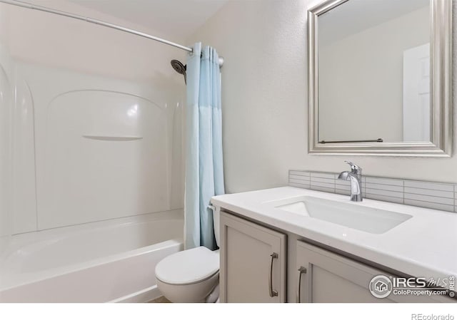 full bathroom featuring vanity, decorative backsplash, shower / bath combo, and toilet