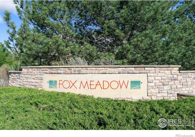 view of community / neighborhood sign