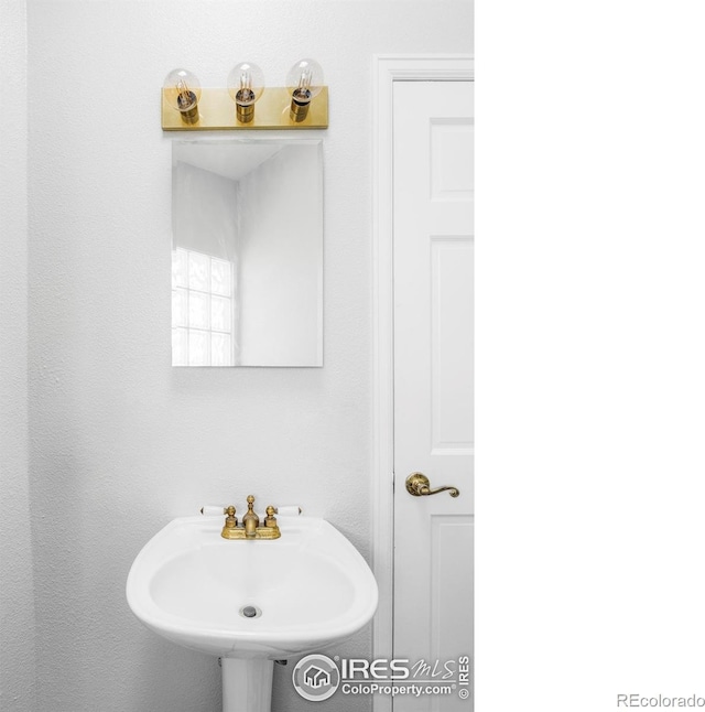 bathroom featuring a sink
