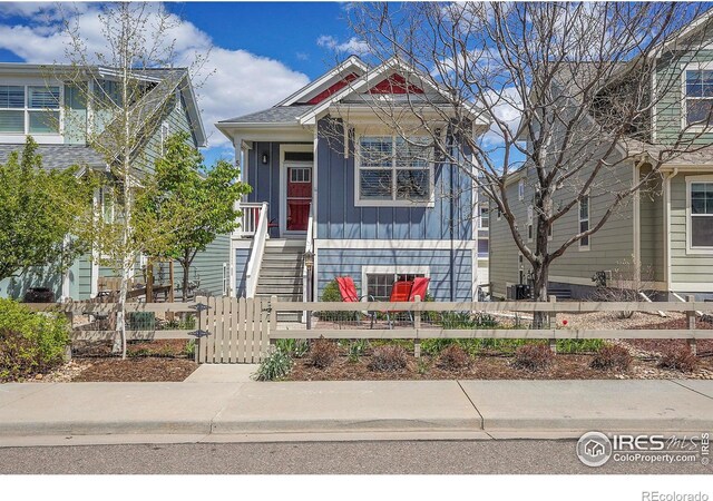 541 Hoyt Ln, Lafayette, CO 80026 - view of front facade with a gate, a fenced front yard, and board and batten siding