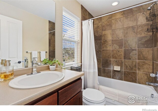 full bathroom with shower / bath combo with shower curtain, recessed lighting, toilet, and vanity