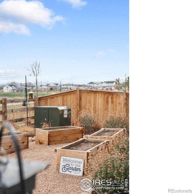 840 Clover Loop, Lafayette, CO 80026 - view of yard featuring fence and a garden
