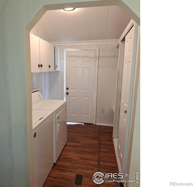 4202 Coronado St, Greeley, CO 80634 - clothes washing area with visible vents, a textured wall, dark wood-style flooring, cabinet space, and independent washer and dryer