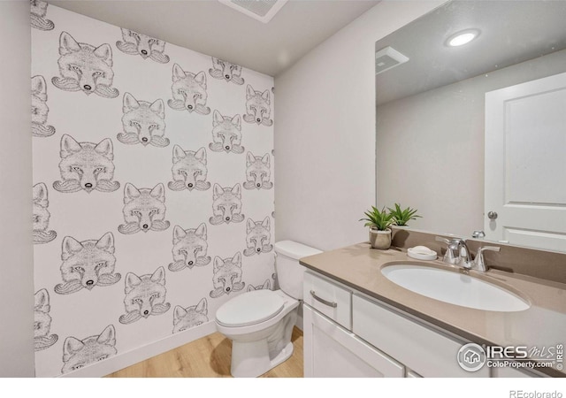 968 Birdwhistle Ln Unit 6, Fort Collins, CO 80524 - full bathroom with vanity, wood finished floors, toilet, curtained shower, and recessed lighting