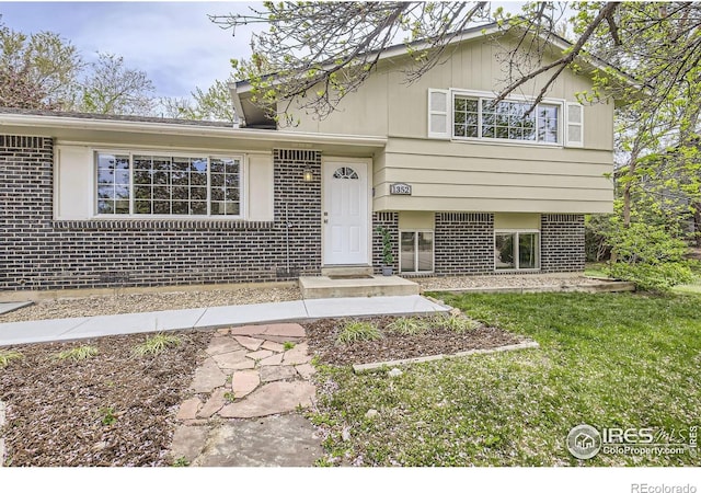 1352 S Terry St, Longmont, CO 80501 - tri-level home with a front lawn and brick siding
