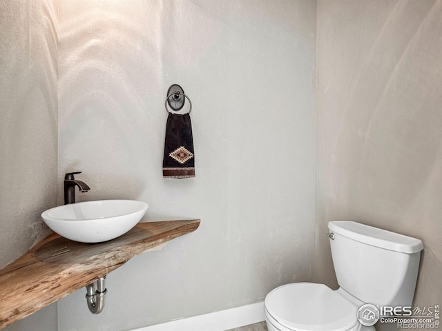 bathroom featuring a sink and toilet