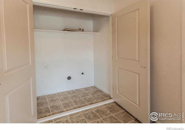 washroom featuring baseboards