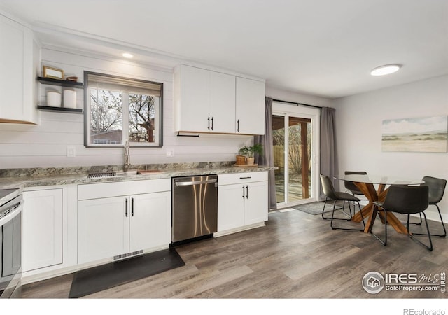 2139 Donna Ct, Loveland, CO 80537 - kitchen with visible vents, appliances with stainless steel finishes, a sink, white cabinets, and light wood finished floors
