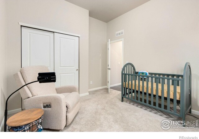 719 Wagon Bend Rd, Berthoud, CO 80513 - carpeted bedroom with visible vents, baseboards, a crib, and a closet