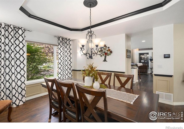 5442 Tiller Ct, Windsor, CO 80528 - dining area featuring visible vents, ornamental molding, dark wood-style flooring, a chandelier, and a tray ceiling