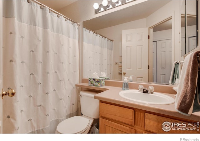 full bath with vanity, a shower with curtain, and toilet