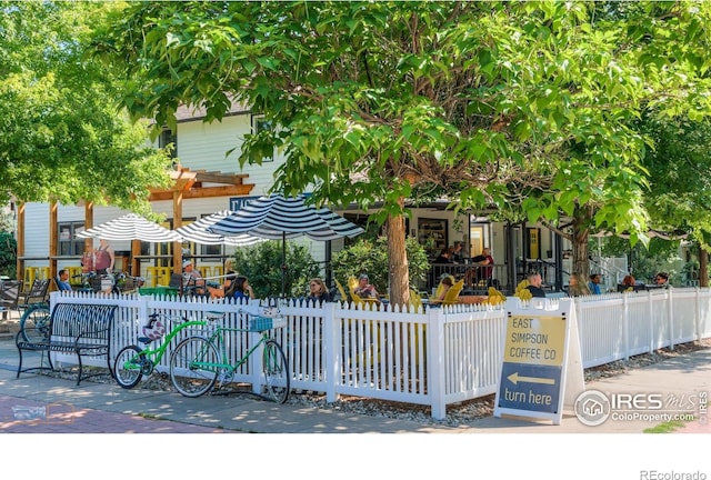 surrounding community featuring a fenced front yard