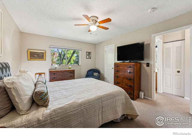 bedroom featuring carpet flooring, a ceiling fan, baseboards, and a textured ceiling
