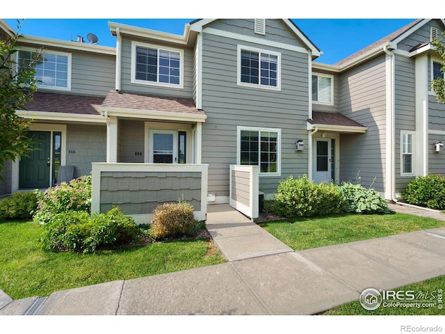 townhome / multi-family property featuring a shingled roof
