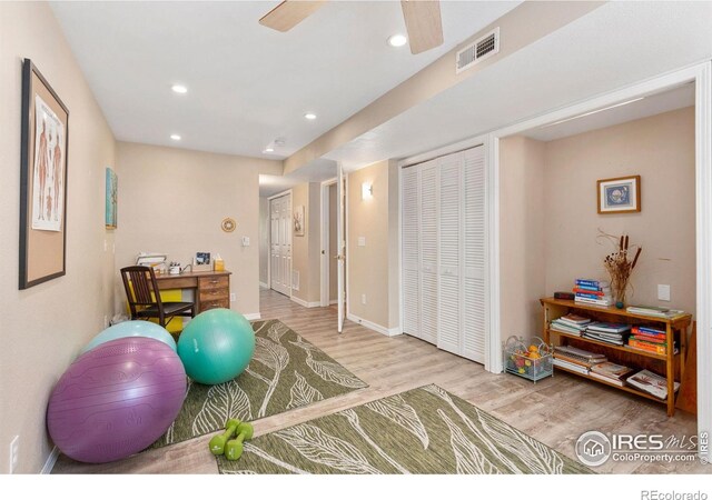 workout room featuring visible vents, wood finished floors, baseboards, ceiling fan, and recessed lighting