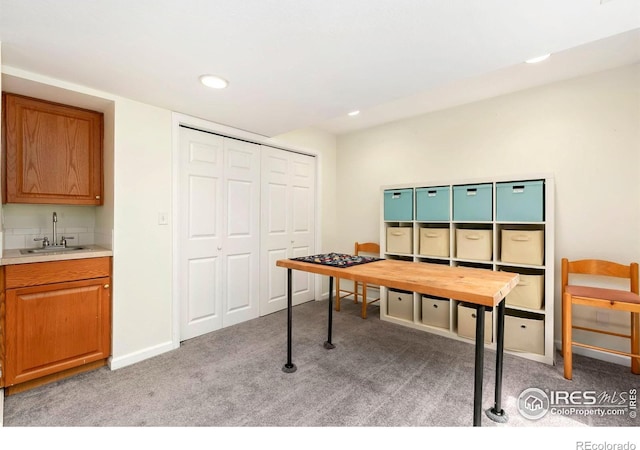 game room with light colored carpet, a sink, recessed lighting, baseboards, and wet bar