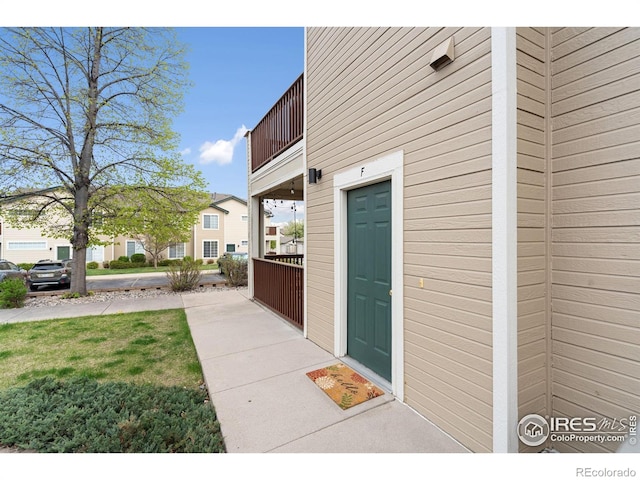 property entrance featuring a balcony