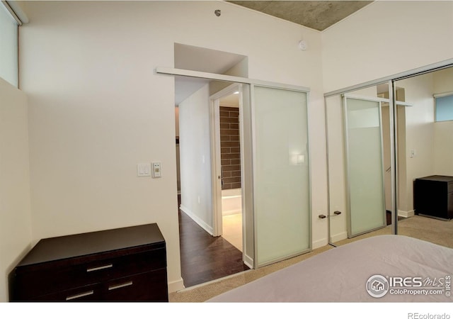 bedroom featuring carpet flooring, baseboards, and a closet