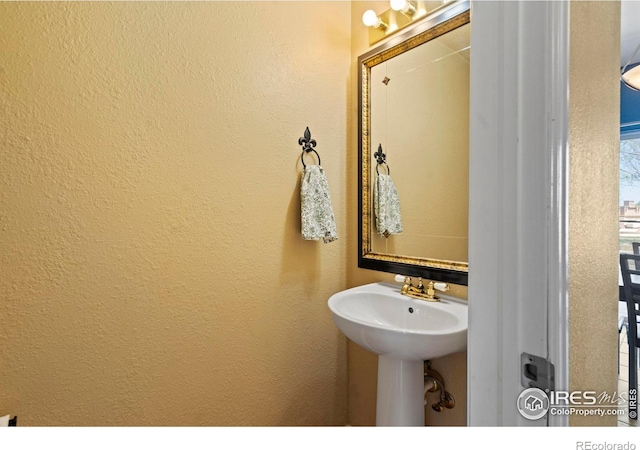bathroom featuring a textured wall