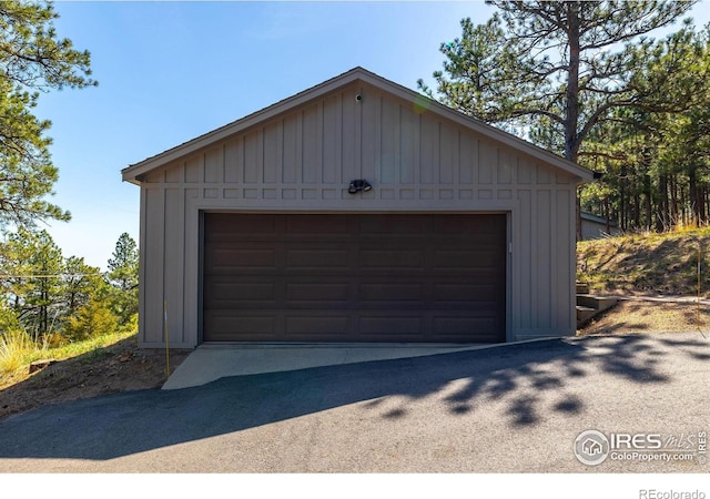 view of detached garage