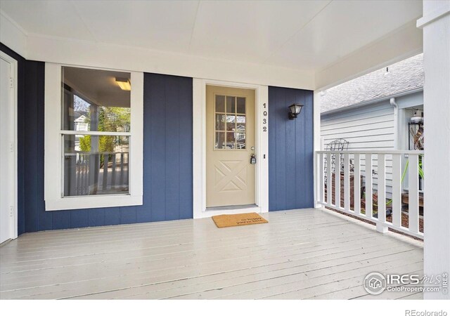 entrance to property featuring covered porch