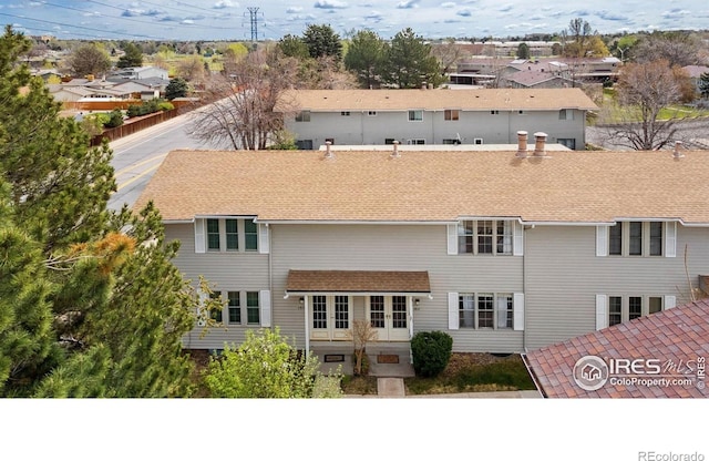 1915 S Oakland Way, Aurora, CO 80014 - rear view of house featuring a shingled roof and a residential view