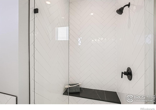 room details featuring tiled shower