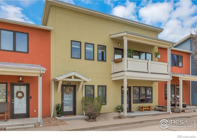 3174 Foundry Pl, Boulder, CO 80301 - townhome / multi-family property with covered porch, stucco siding, and a balcony