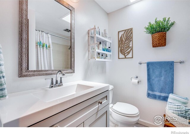 bathroom featuring baseboards, toilet, vanity, and a shower with curtain