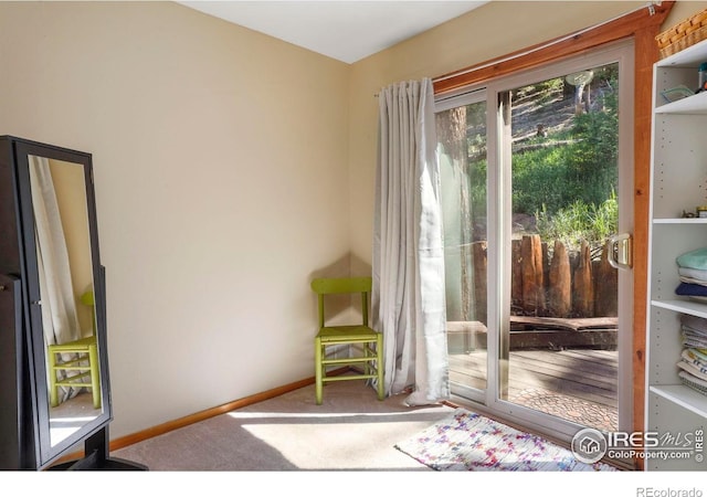 entryway featuring carpet floors and baseboards