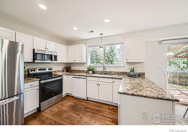 1507 Begonia Way, Superior, CO 80027 - kitchen featuring appliances with stainless steel finishes, a sink, a peninsula, healthy amount of natural light, and recessed lighting