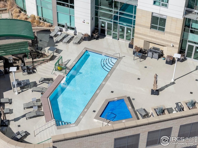 2001 Lincoln St Unit 2113, Denver, CO 80202 - community pool with a patio area