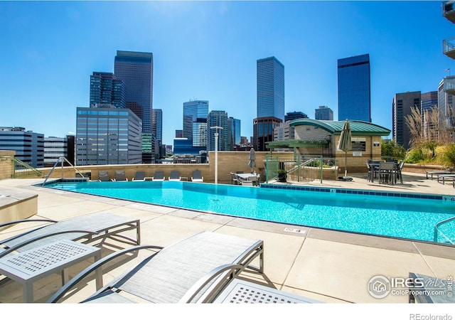 2001 Lincoln St Unit 2113, Denver, CO 80202 - community pool with a view of skyline and a patio area