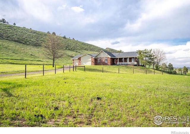 view of yard featuring a view of rural / pastoral area
